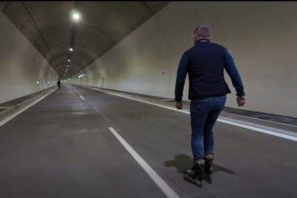 Robert Fico na korčuliach v tuneli Višňové