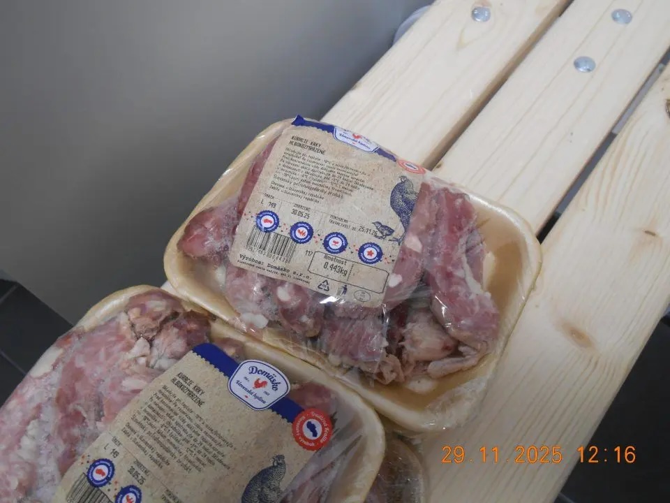 mäso, poškodený obal