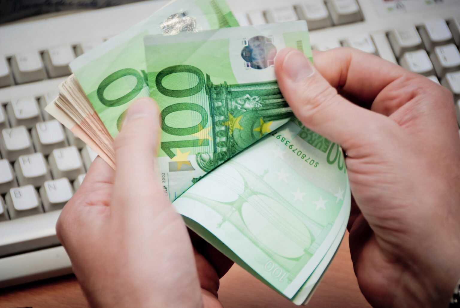 Peniaze, bankovky, dôchodku, mzdy, živnostník, novela zákona o DPH, transakčná daň, príspevok, dávky, životné minimum, daňové priznanie, DPH