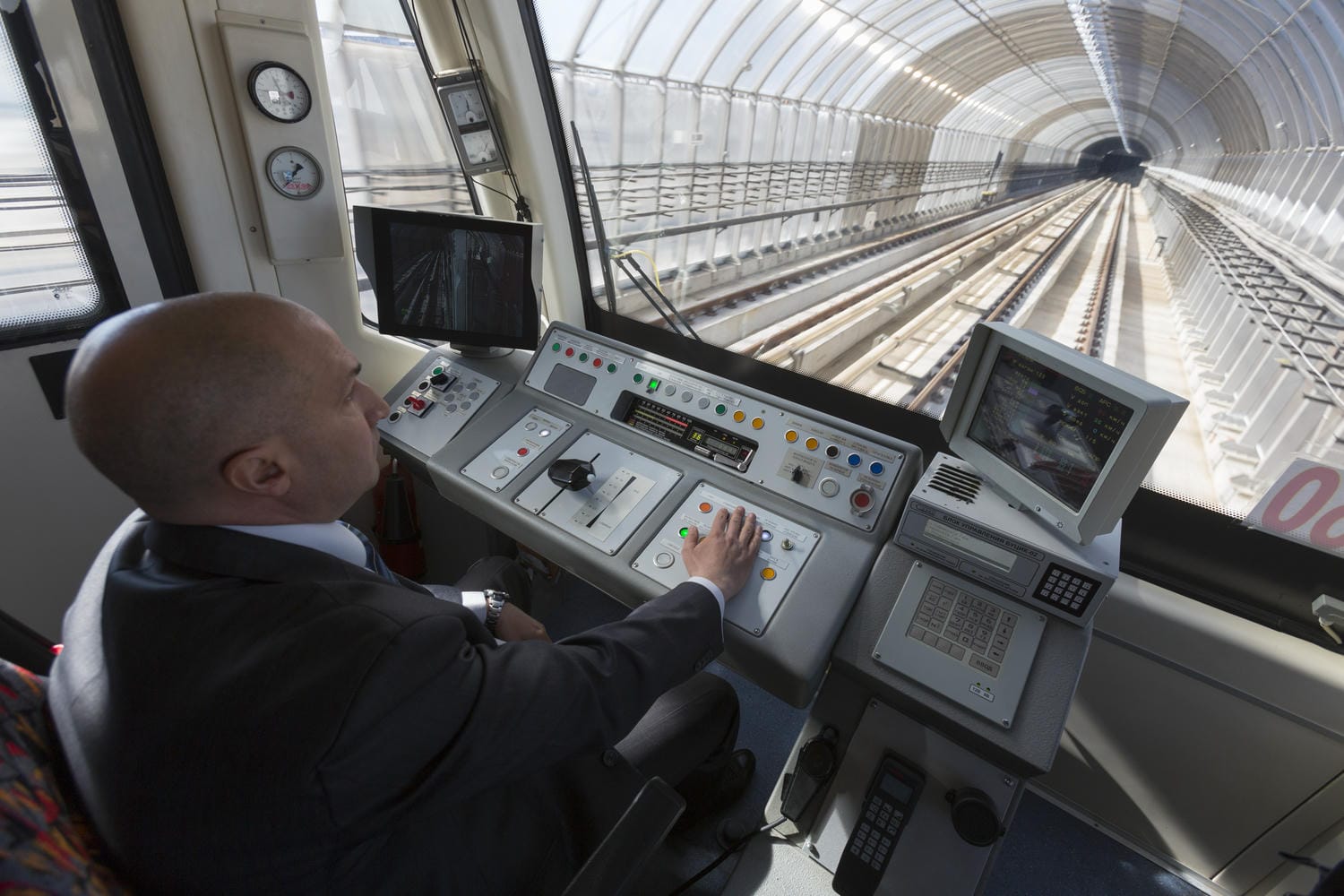 vlak, rušňovodič, sledovanie cez kamery