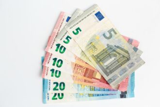 peniaze, bankovky, mince