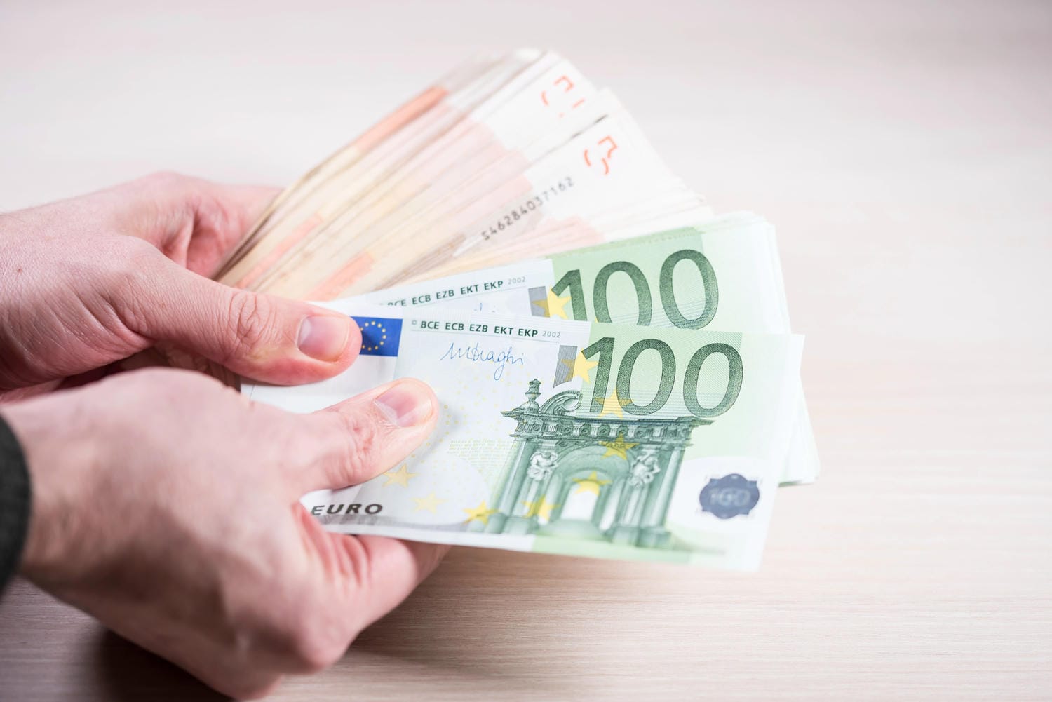 peniaze, bankovky, mince