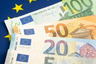 peniaze, bankovky, mince