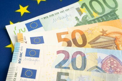 peniaze, bankovky, mince