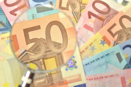 peniaze, bankovky, mince