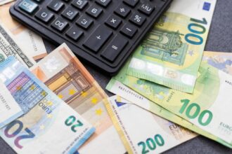 peniaze, bankovky, mince, ošetrovné