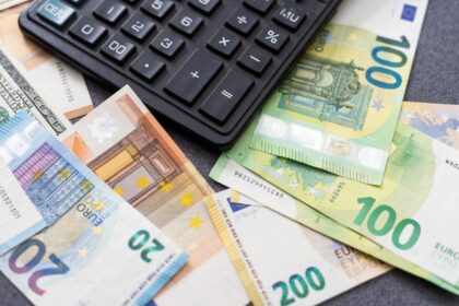 peniaze, bankovky, mince, ošetrovné