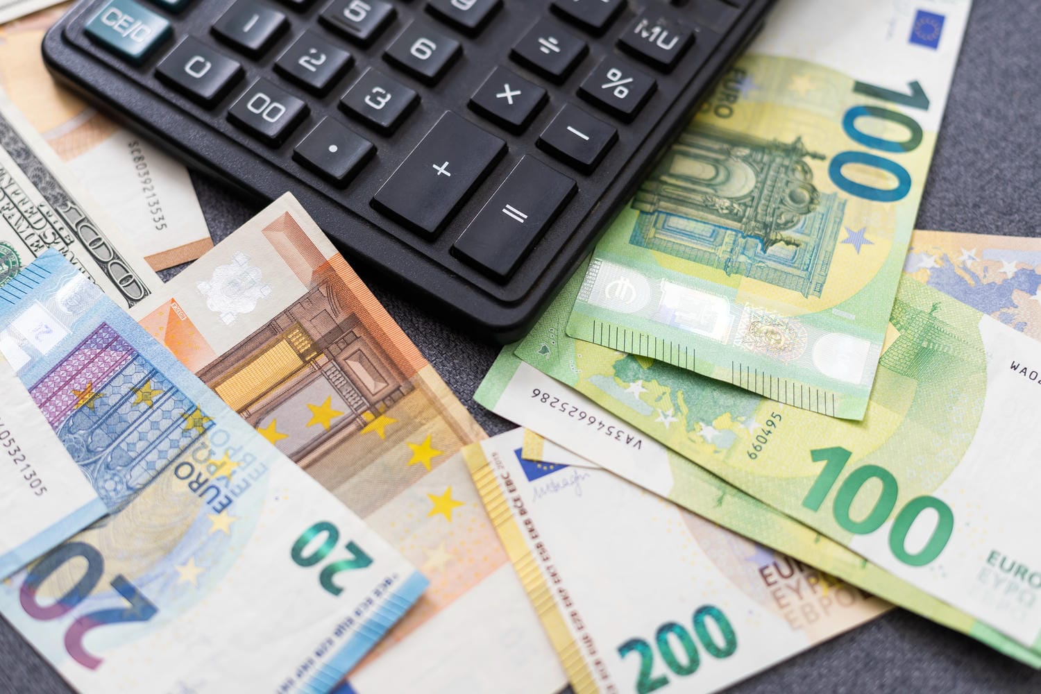 peniaze, bankovky, mince, ošetrovné