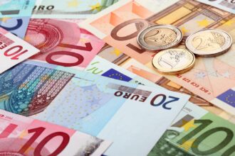 Peniaze, bankovky, mince, eurá, bonus, príspevok, asignácia dane