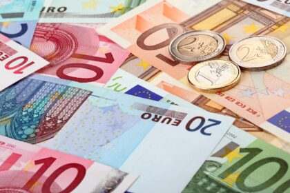 Peniaze, bankovky, mince, eurá, bonus, príspevok, asignácia dane