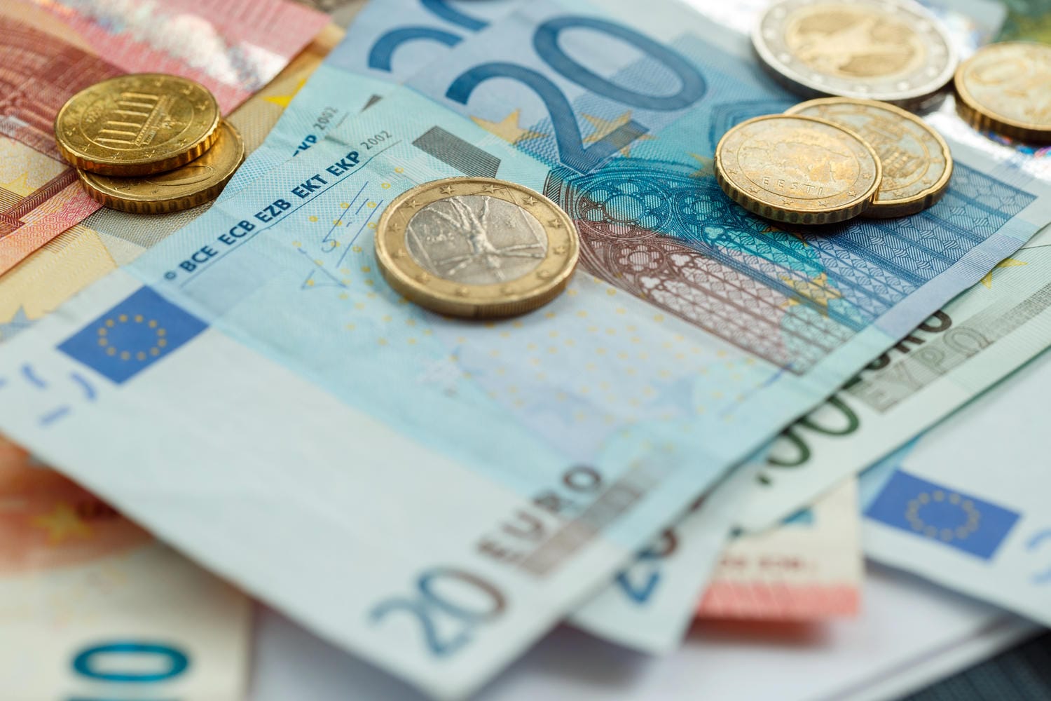 Peniaze, bankovky, mince, eurá, bonus, príspevok, asignácia dane