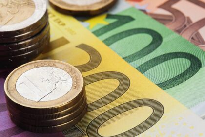 Peniaze, bankovky, mince, eurá, bonus, príspevok, asignácia dane