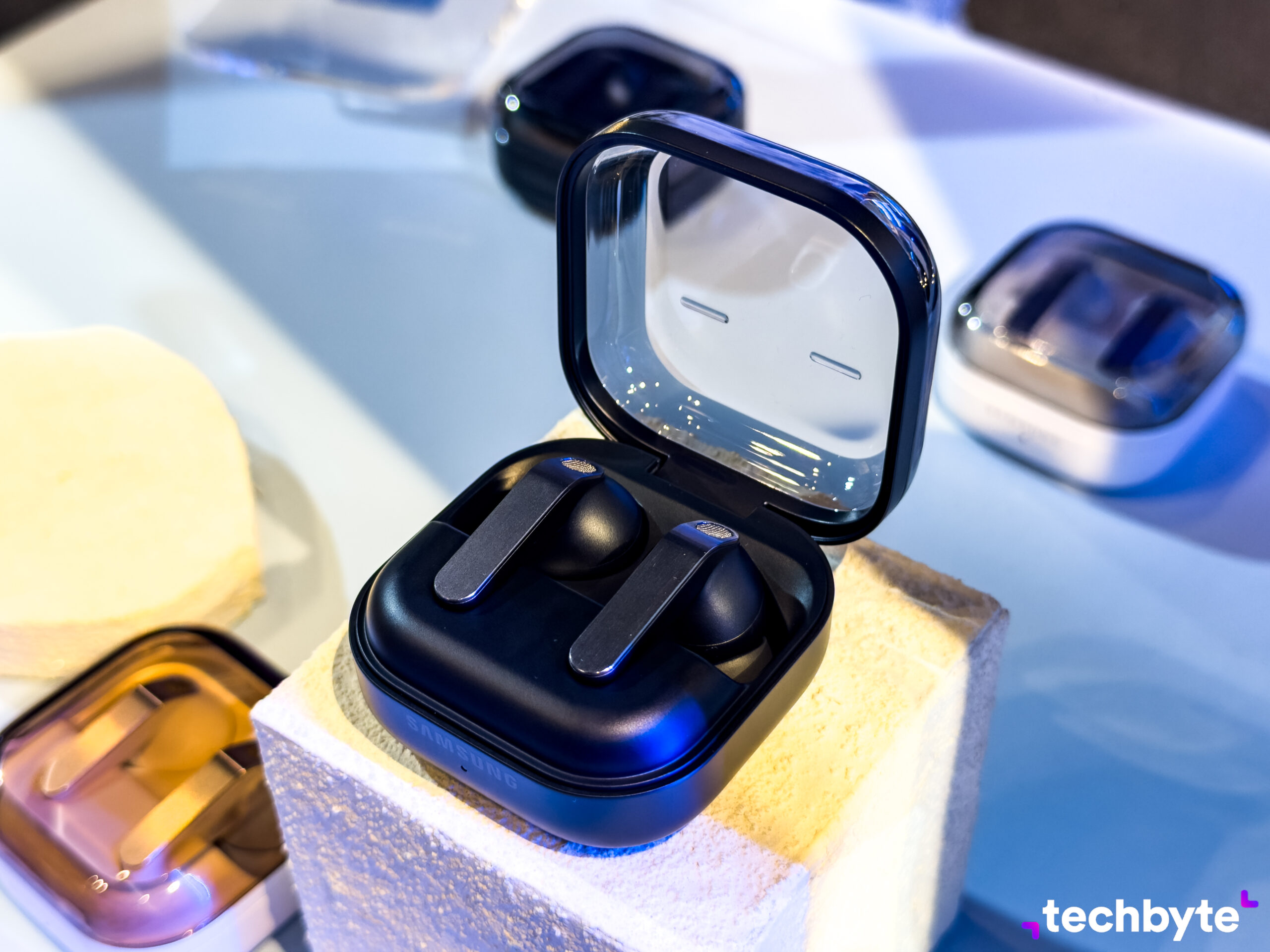 Samsung Galaxy Buds4, Buds4 Pro