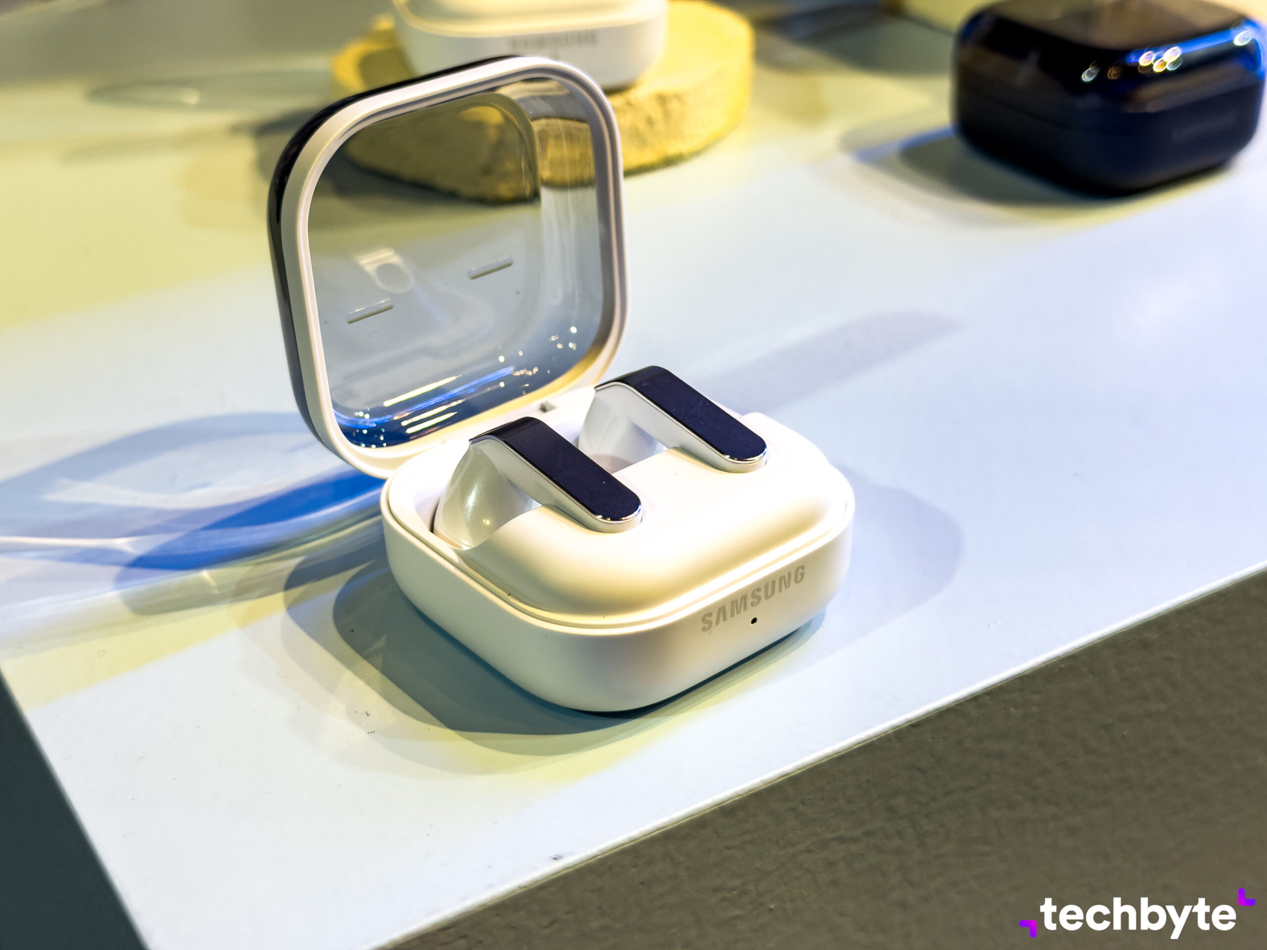 Samsung Galaxy Buds4, Buds4 Pro