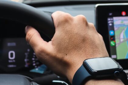 smart hodinky za volantom