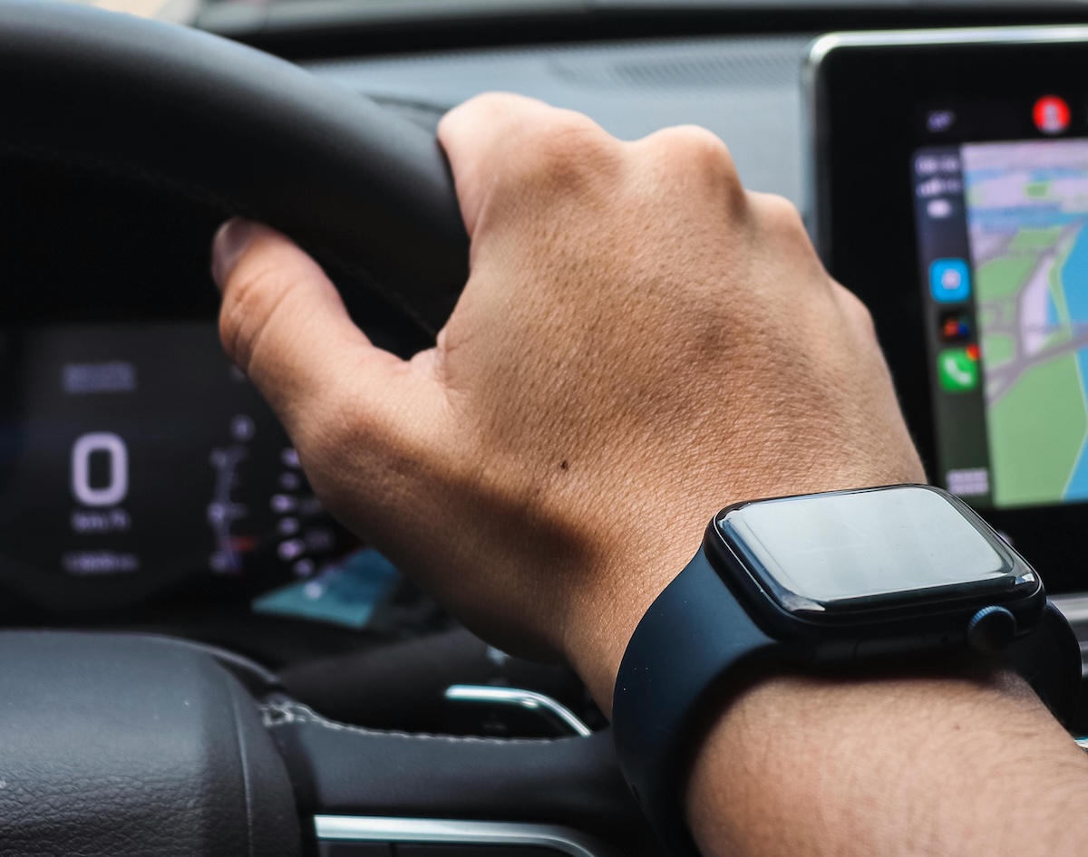 smart hodinky za volantom