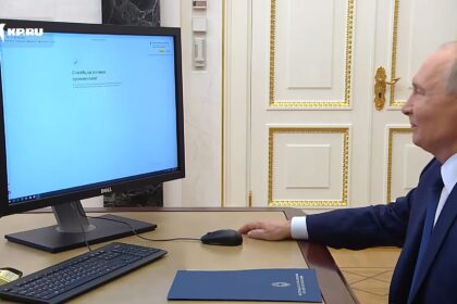 Vladimir Putin, počítač, Activate Windows